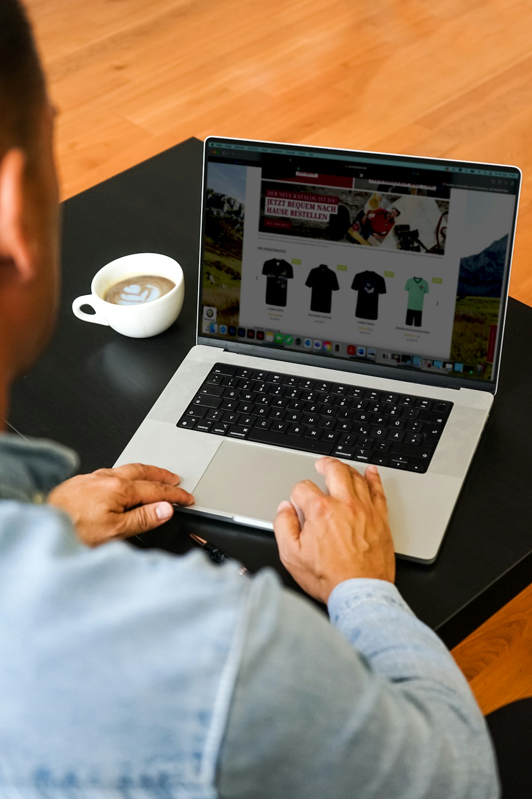 Orang bekerja di laptop, representasi Jasa Pembuatan Website Solvera Digital.